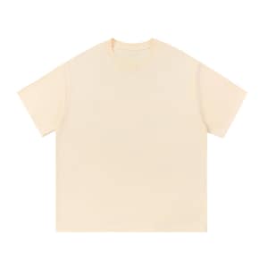 Puede incluir: Una camiseta crema de manga corta. Tiene cuello redondo y corte holgado. La tela parece suave y ligera, adecuada para ropa informal. La camiseta es lisa, sin gráficos ni patrones visibles.