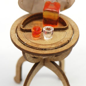 1:48 Globe Liquor Cabinet with Bottle Kit