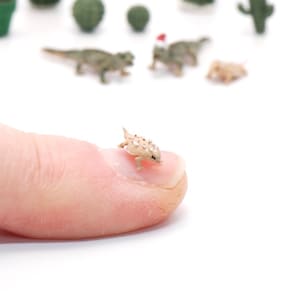 Dollhouse Miniature, 1:48 Set of 2 Horney Toads Kit