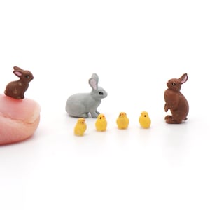 Può includere: Un set di figurine in miniatura che rappresentano due conigli marroni e quattro pulcini gialli. Le figurine sono in plastica e sono alte circa 2,5 cm.