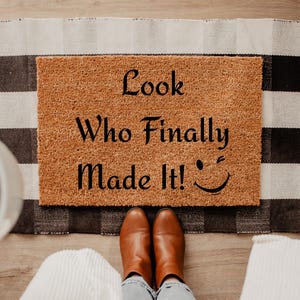 Schauen Sie, wer es schließlich gemacht hat Fußmatte, lustige Willkommen Matte, Haustür Teppich, Housewarming Geschenk, Outdoor Eingangsmatte, Veranda Dekor, lustige Fußmatte