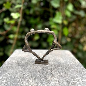 Bronze sculpture of two abstract figures forming a heart. A romantic and symbolic gift for weddings, anniversaries, or Valentine’s Day.