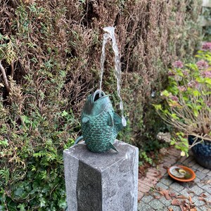 Fontein springende vis – bronzen sculptuur - tuinfontein - vissculptuur - Home & Living - tuindecoratie - buitenfonteinen - 23 x 19 x 29 cm