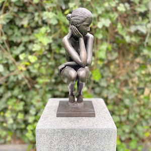 Contemplative Grace – Bronze Sculpture. 19x15x37cm