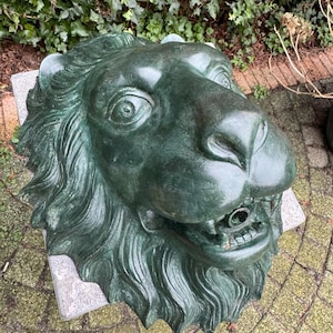 Bronze Lion Head Fountain: Garden Wall Decor, Outdoor Water Feature (25x15x30cm)