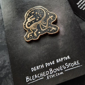 Pin pequeño de esmalte fósil de velociraptor, insignia de dinosaurio, regalo de dinosaurio para adultos, pines de paleontología, dinosaurio realista, historia natural