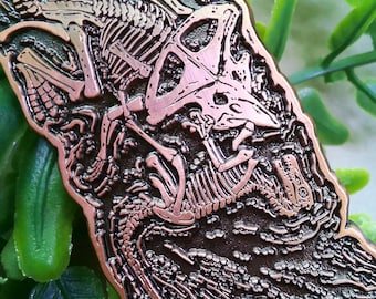 Fossile de combat de dinosaures, épingle en émail Protoceratops vs vélociraptor, insigne d'épingle de dinosaure, cadeau paléontologie pour adultes
