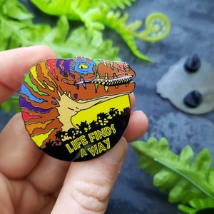 Broche "A Vida Encontra um Caminho" com o símbolo do Orgulho LGBTQIA+, Broche de Esmalte de Dinossauro Jurássico, Broche Sutil do Orgulho, Presentes de Dinossauros para Paleontólogos Gays, Presentes LGBTQIA+