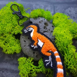シノサウロプテリクス刺繍キーホルダー：羽毛恐竜バッグチャーム