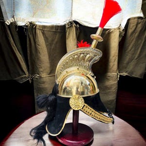 Messing Pickelhaube Napoleon Helm | Königlicher französischer 1st Empire Kavallerie Helm | Messing Casque Helm mit roter Feder | Holzständer