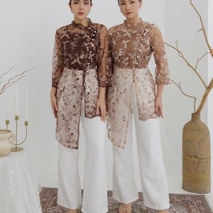 Elegant Kebaya-blus i skir spets - Blommig broderad topp med pärlknappar - Modern traditionell klädsel - Brudtärne- / formell klädsel