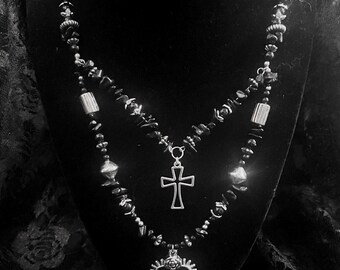 Collar vintage de inspiración gótica