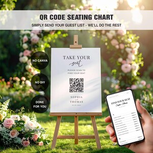 Pode incluir: Uma placa branca em um cavalete de madeira com o texto "QR CODE SEATING CHART" e "TAKE YOUR seat". Um código QR é impresso abaixo. Um smartphone exibe um mapa de assentos.