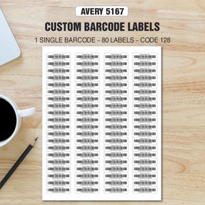 Könnte beinhalten: Ein Bogen mit benutzerdefinierten Barcode-Etiketten mit dem Text "AVERY 5167" und "CUSTOM BARCODE LABELS". Der Bogen enthält 80 einzelne Etiketten mit Barcode-Mustern und Text. Eine Kaffeetasse und ein Bleistift sind im Bild.