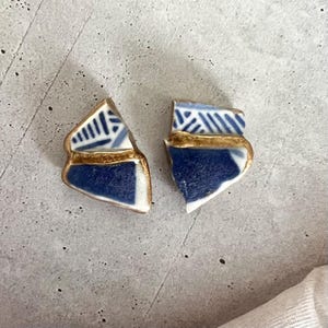 Kintsugi-Meereskeramik-Ohrringe – Japanischer blauer Keramikschmuck – Asymmetrische indigoblaue Ozean-Ohrringe – Einzigartiges Unikat