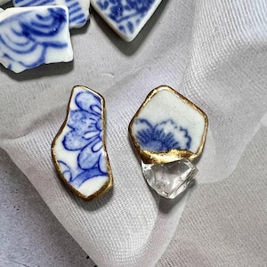 Orecchini asimmetrici in ceramica Kintsugi Sea e quarzo trasparente, gioielli giapponesi in ceramica blu e bianca, Wabi Sabi, regalo unico.