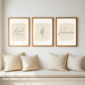Christliches Poster 3er Set beige Bibelvers Bilder Set modern Poster für Eingang Poster Schalom Friede Poster christlich Wanddeko beige Wohnzimmer Wandbild mit Bibelvers Friede sei mit diesem Haus Flur Poster christliches Geschenk für Christen Hauseinweihung Geschenk christliche Plakate christliche Bilder 3er Set Poster Set Eingang neutrale Wanddeko Haus Shalom Poster Glaube Geschenk Jesus Poster Bibelvers modern beige Bilder Set für Wohnzimmer Poster christliche Einrichtung Bibel Spruch Bild