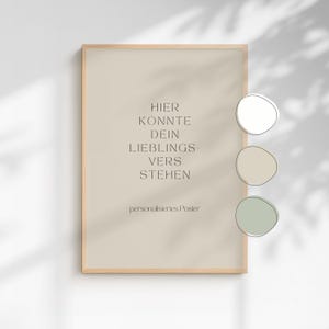 Könnte beinhalten: Gerahmtes Poster mit dem Text "HIER KONNTE DEIN LIEBLINGS-VERS STEHEN" in minimalistischem Stil. Das Poster hat einen hellbeigen Hintergrund und einen Holzrahmen. Der Text ist in einer dunklen, eleganten Schriftart gehalten. Unten auf dem Poster steht "personalisieres Poster".