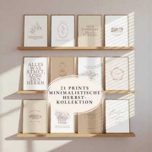 Puede incluir: Una colección de doce láminas de arte mural enmarcadas expuestas en tres estantes de madera. Las láminas presentan diversas ilustraciones de líneas de elementos botánicos, paisajes y texto en alemán. Una superposición circular central muestra el texto 21 PRINTS MINIMALISTISCHE HERBST-KOLLEKTION en letras de color marrón oscuro sobre un fondo beige claro.