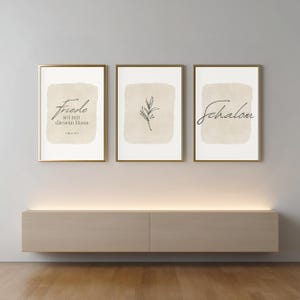 Christliches Poster 3er Set beige Bibelvers Bilder Set modern Poster für Eingang Poster Schalom Friede Poster christlich Wanddeko beige Wohnzimmer Wandbild mit Bibelvers Friede sei mit diesem Haus Flur Poster christliches Geschenk für Christen Hauseinweihung Geschenk christliche Plakate christliche Bilder 3er Set Poster Set Eingang neutrale Wanddeko Haus Shalom Poster Glaube Geschenk Jesus Poster Bibelvers modern beige Bilder Set für Wohnzimmer Poster christliche Einrichtung Bibel Spruch Bild