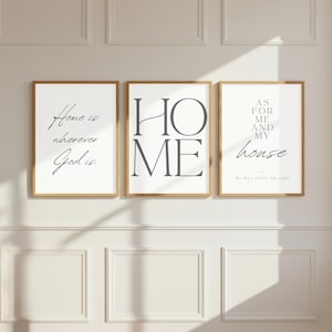 Könnte beinhalten: Drei gerahmte Wandkunstdrucke mit goldenen Rahmen. Die Drucke zeigen schwarzen Text auf weißem Hintergrund. Der Text enthält die Wörter "Home", "Home is wherever God is" und "As for me and my house, we will serve the Lord."