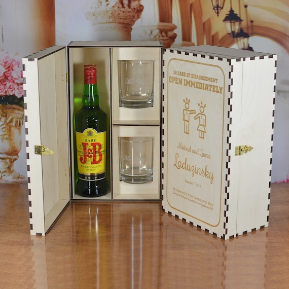 Personalized Wood Ceremony Spirits Gift Box with 2 Glasses and Padlock with 2 Keys for the Wedding Couple