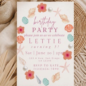 Könnte beinhalten: Einladung zur Geburtstagsparty mit Strand-Thema. Die Einladung zeigt einen Kranz aus Muscheln, Seesternen und Hibiskusblüten. Der Text lautet "birthday PARTY" und enthält Party-Details: Datum, Uhrzeit und Ort.