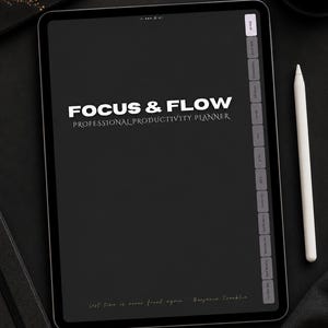 Könnte beinhalten: Ein digitales Tablet mit schwarzem Bildschirm und dem weißen Text FOCUS & FLOW PROFESSIONAL PRODUCTIVITY PLANNER. Die Benutzeroberfläche verfügt über ein vertikales Navigations-Tab-System auf der rechten Seite und das Zitat Lost time is never found again.