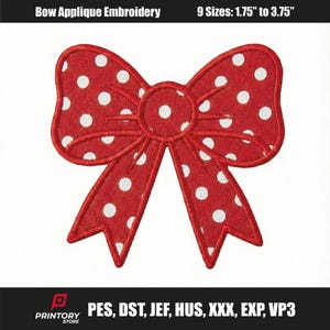 Puede incluir: Bordado de aplique de lazo rojo con lunares blancos. El lazo mide entre 4,4 cm y 9,5 cm de ancho. El texto "Bow Applique Embroidery" y "9 Sizes: 1.75" to 3.75"" están en la parte superior. El texto inferior incluye "PRINTORY STORE" y formatos de archivo.