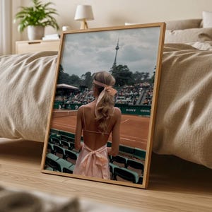 Elegancka kobieta na meczu tenisowym – grafika ścienna, wydruk fotografii mody i sportu, elegancka fotografia kortu tenisowego, estetyka starych pieniędzy, dekoracja ścienna