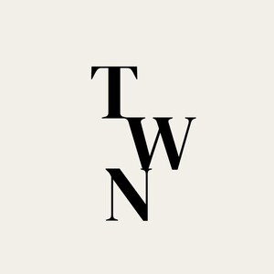 Könnte beinhalten: Ein minimalistisches Design mit den Buchstaben "TWN" in einer gestapelten Anordnung. Die Buchstaben sind schwarz und vor einem cremefarbenen Hintergrund platziert. Das "T" befindet sich über dem "W", das sich über dem "N" befindet.