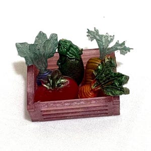 Miniatur-Gemüsekorb aus Harz – handgefertigtes Puppenhaus-Food-Accessoire – winzige Bauernhausdekoration – Mini-Gemüsekorb