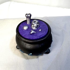 Handmade Resin Witch Cauldron with Bubbling Brew Lid, Spooky Trinket Box, Gothic Altar Decor, Witchy Stash Jar, Durable Epoxy Resin Pot