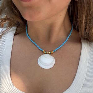 Collar de cuentas con colgante de concha