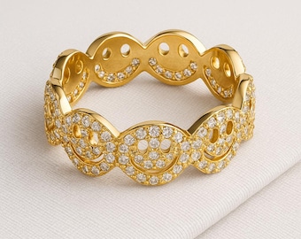 Anillo de eternidad de oro amarillo de 14k con diamante y carita feliz, banda de diamante cultivado en laboratorio.