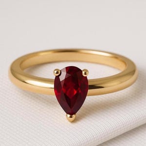 14 kt gouden peerrobijnring, druppelvormige solitaire ring, geboortesteen juli
