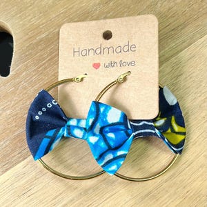 Blue Lagoon Wax Creolen – Ohrringe aus Wachsstoff und Edelstahl – Limitierte Auflage – Geschenkschmuck für Damen – Wachsohrringe