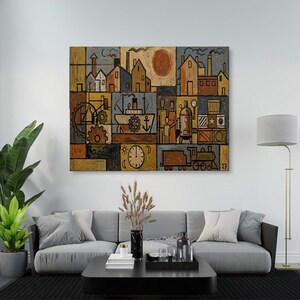 Puede incluir: Una pintura grande y colorida que representa un paisaje urbano con casas, engranajes, un barco y un tren. La obra de arte presenta una cálida paleta de colores de amarillos, marrones y naranjas, con un sol prominente en el centro. La pintura se exhibe sobre un sofá gris.