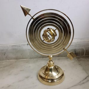 Nautischer Messing Armillarsphäre Globus mit Pfeilspitze Maritimer Himmelsglobus Astrolabium Schreibtisch Deko Geschenk