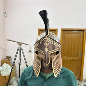 Mittelalterlicher Sparta Helm: Stahlkönig-Kostüm mit schwarzer Feder