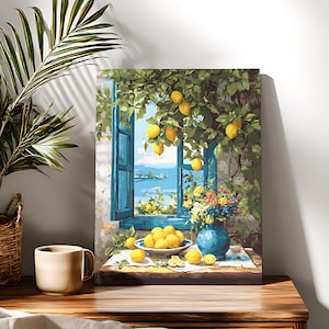 Pode incluir: Uma pintura vibrante retrata uma cena ensolarada com uma janela azul com vista para uma paisagem marinha. Uma tigela de limões e um vaso azul com flores estão sobre uma mesa. Folhas verdes e limões pendem de cima, criando um ambiente mediterrâneo.