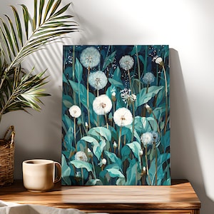 Pode incluir: Uma impressão em tela com dentes-de-leão em flor, com cabeças de sementes brancas e folhas verde-azuis e verde-escuras. A obra de arte é exibida em uma superfície de madeira, evocando a natureza e a tranquilidade.