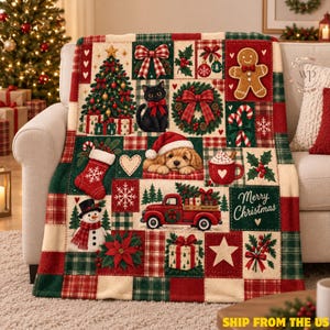Peut inclure: Un plaid rectangulaire au motif patchwork composé d'éléments de Noël, notamment un sapin décoré, un chat noir, un bonhomme en pain d'épice, un chiot avec un bonnet de Père Noël, un camion rouge, un bonhomme de neige et l'inscription Merry Christmas.