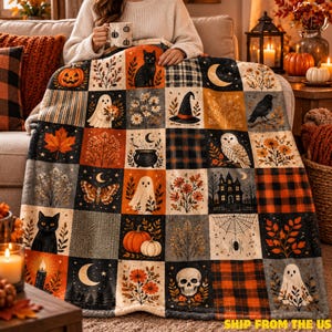 Op de afbeelding: Een patchwork deken met een herhalend raster van Halloween-illustraties, waaronder zwarte katten, spoken, pompoenen, een heksenhoed, een schedel, een spinnenweb, een spookhuis, een uil, een raaf, herfstbladeren en ruitpatronen.