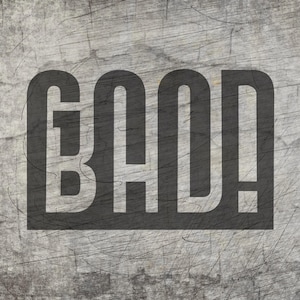Pode incluir: Um fundo texturizado e desgastado com a palavra "BAD!" em letras escuras e em negrito. O ponto de exclamação é proeminente. A estética geral é industrial e ousada.