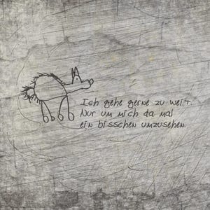 Pode incluir: Um desenho preto de uma criatura semelhante a um cão com o texto alemão "Ich gehe gerne zu weit. Nur um mich da mal ein bisschen umzusehen." num fundo cinzento texturizado. O texto é manuscrito.