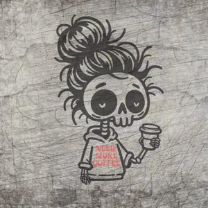 Könnte beinhalten: Schwarz-weiße Cartoon-Illustration eines Skeletts mit einem unordentlichen Dutt, das einen Hoodie mit dem roten Text "NEED MORE COFFEE" trägt und eine Kaffeetasse hält. Der Hintergrund ist eine strukturierte, graue Oberfläche.