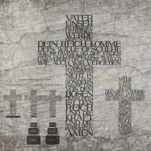 Könnte beinhalten: Ein graues, strukturiertes Kunstwerk mit einem Kreuz aus deutschem Text. Die Kreuzform wird durch die Worte des Vaterunsers gebildet. Zusätzliche kleinere Kreuzdesigns und Text befinden sich unten.