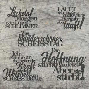 Puede incluir: Un fondo gris desgastado presenta varias frases en una fuente oscura y estilizada. Las frases incluyen "Lacheln Morgen wird noch schlimmer" y "Was für ein wunderschöner Scheisstag". El tema general es una visión humorística y ligeramente cínica de la vida.