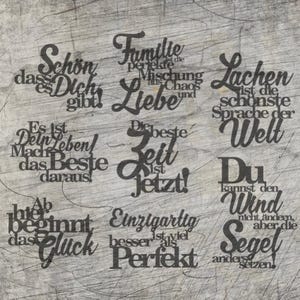 Pode incluir: Fundo cinza texturizado com várias frases em script preto. As frases incluem "A família é a mistura perfeita de caos e amor" e "O melhor momento é agora!"